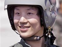中国空军首批战斗机女飞行员携新飞行装具亮相(组图)